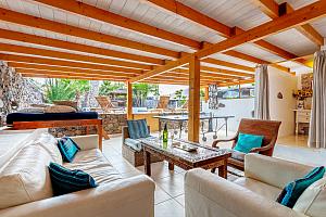 Luxury Farmhouse chill-out area