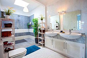 Master bedroom en-suite