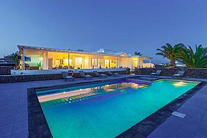 Lanzarote villa with swimming pool