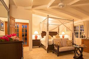 Junior suite with four poster bed
