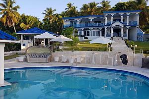 Swimming pool, swim up bar