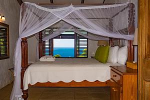 Three-bedroom villa with sea view