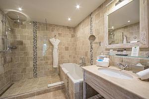 Bath and walk-in shower