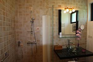 En-suite bathroom with shower