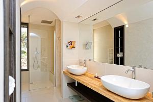 En-suite bathroom, Corsica hotel