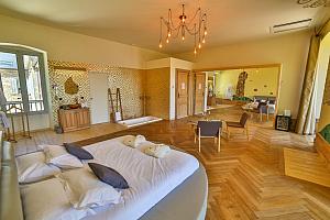 Large room, sunken bath