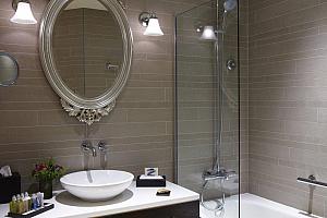 En-suite bathroom, La Clef Louvre