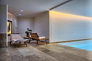 Hotel des Gouverneurs indoor swimming pool