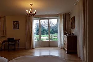 Spacious room with garden view
