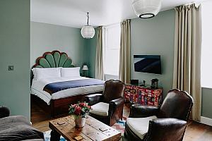 Club Suite, Artist Residence