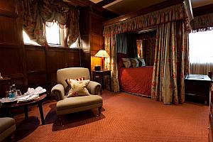 Suite with four poster