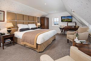 Double room with easy chairs