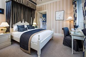 Suite with separate sitting room