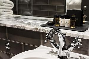 Elegant en suite bathroom