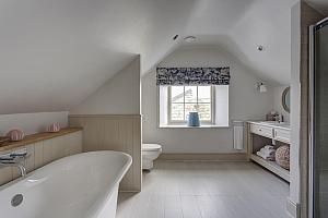 Big en-suite bathroom