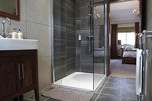 Modern en-suite bathroom