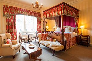Bedroom with traditional four-poster