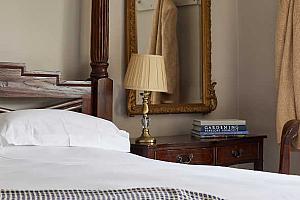 Four-poster room, The Ollerod