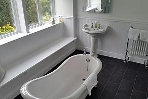 Spacious en-suite bathroom