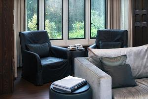 Sitting room with garden view