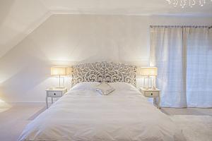 Elegant monochrome white decoration