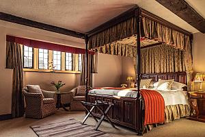 Deluxe room with four poster bed