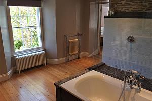 Big en-suite bathroom