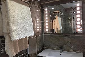 Fully tiled en-suite bathroom