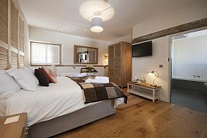 Double Room with kingsize bed, Trefloyne Manor