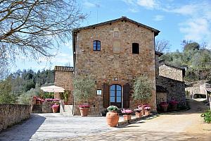 Small hotel in Tuscan hills