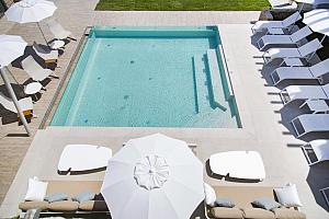 Infinity pool, sunbeds, parasols