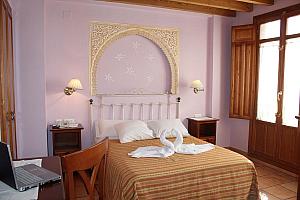Bedroom with Moorish arch