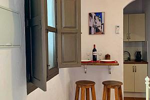 Kitchen and dining shelf