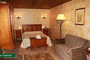 Spacious double room with sitting area