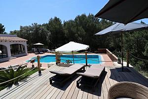 Swimming pool with deck