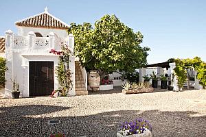 B&B with cobbled courtyard