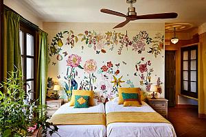 Twin beds, sitting area, great view