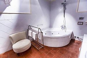 Suite Carlos III bathroom