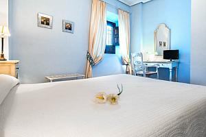 Suite with separate lounge