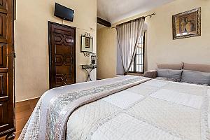 Double room, little hotel