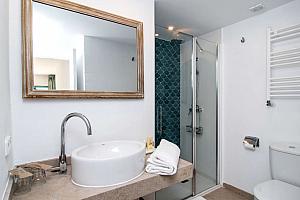 En-suite bathroom with walk-in shower