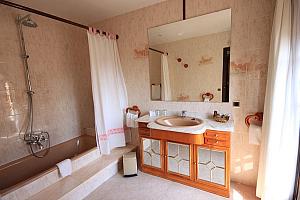 Junior Suite bathroom